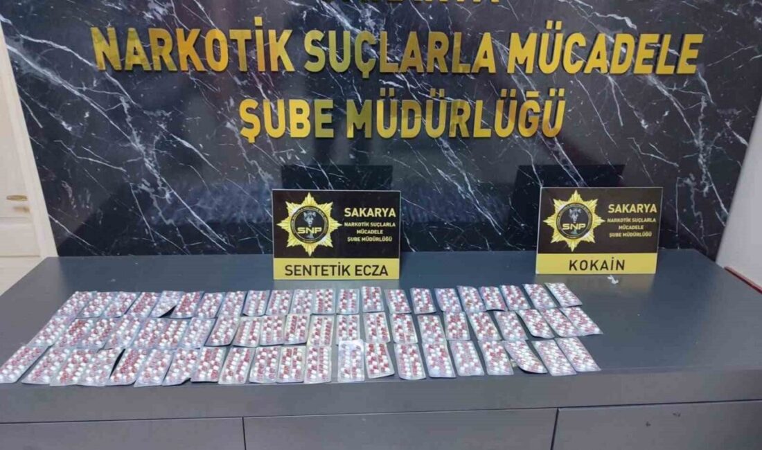 İstanbul’dan Sakarya’ya uyuşturucu getirmeyi planlayan 3 kişi, Sakarya’nın Serdivan ilçesinde