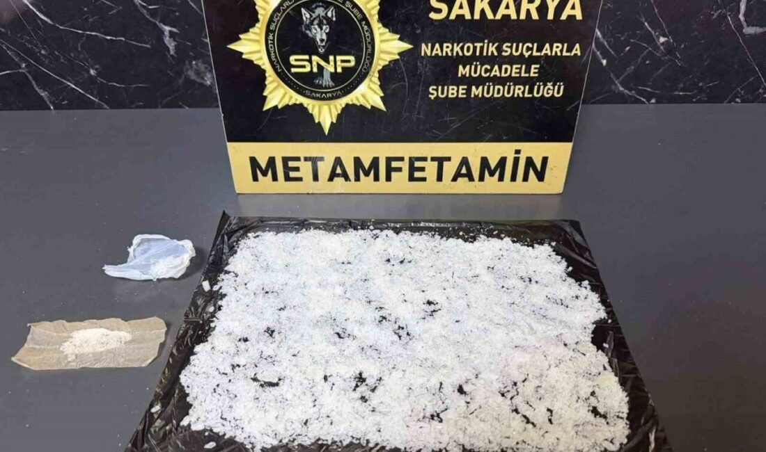 İstanbul’dan Zonguldak’a uyuşturucu madde taşıdığı belirlenen 2 kişi, Sakarya’nın Karasu