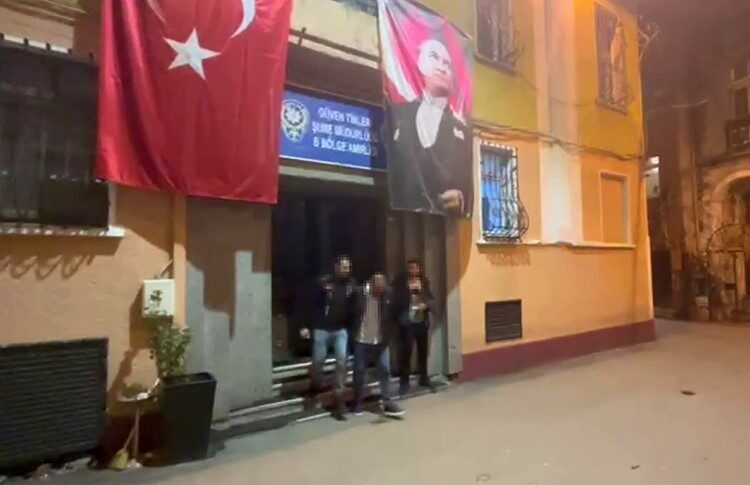 Beyoğlu’nda, İstiklal Caddesi üzerinde bir iş yerinin merdivenlerinde unutulan telefonun