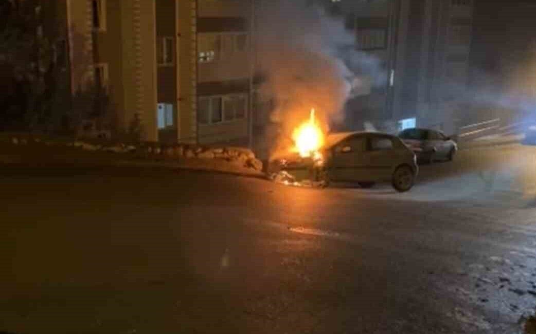 Karabük ilinde meydana gelen trafik kazasında otomobil, istinat duvarına çarparak