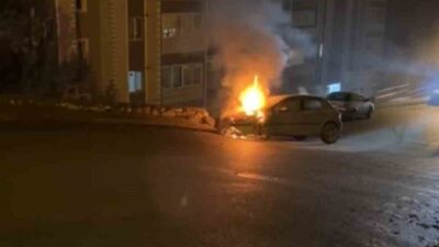 Karabük ilinde meydana gelen trafik kazasında otomobil, istinat duvarına çarparak