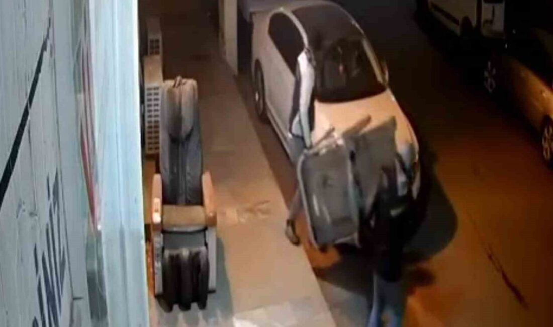 Viranşehir ilçesindeki bir işyerinin önünde bulunan koşu bandının çalınma anı