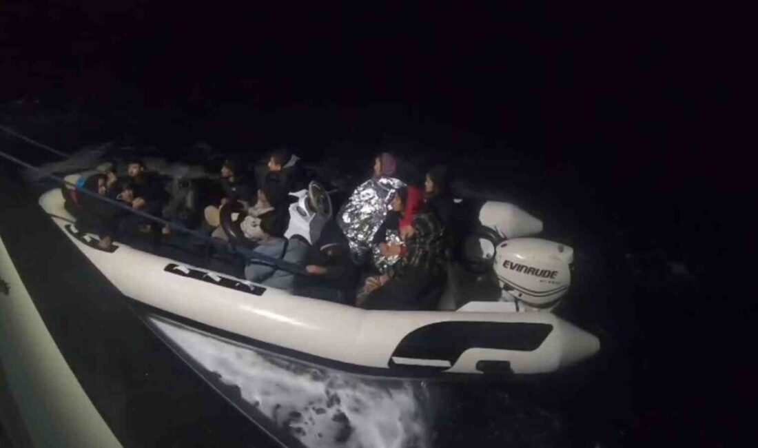 Foça ilçesinin açıklarında gerçekleştirilen operasyonda Sahil Güvenlik ekipleri tarafından 25
