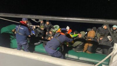 Seferihisar ilçesi açıklarında Sahil Güvenlik ekipleri tarafından durdurulan bir lastik