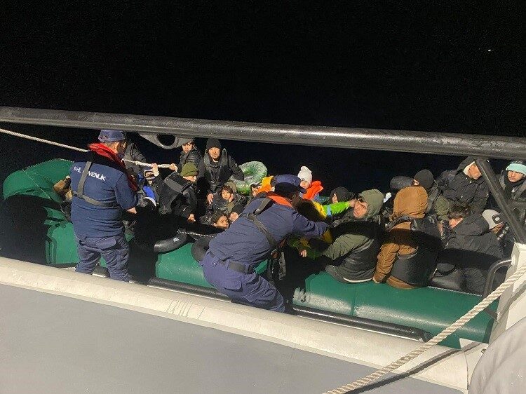 Seferihisar ilçesi açıklarında Sahil Güvenlik ekipleri tarafından durdurulan bir lastik
