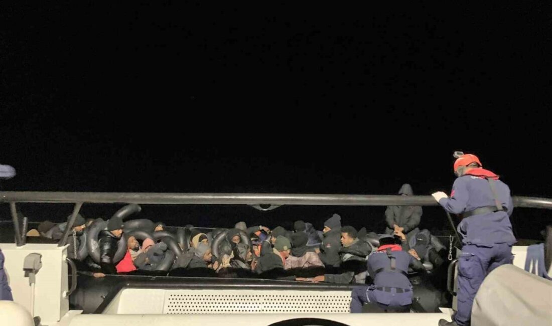 İzmir’in Çeşme ilçesi açıklarında Sahil Güvenlik ekipleri tarafından gerçekleştirilen operasyonlarda,