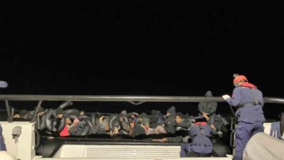 İzmir’in Çeşme ilçesi açıklarında Sahil Güvenlik ekipleri tarafından gerçekleştirilen operasyonlarda,