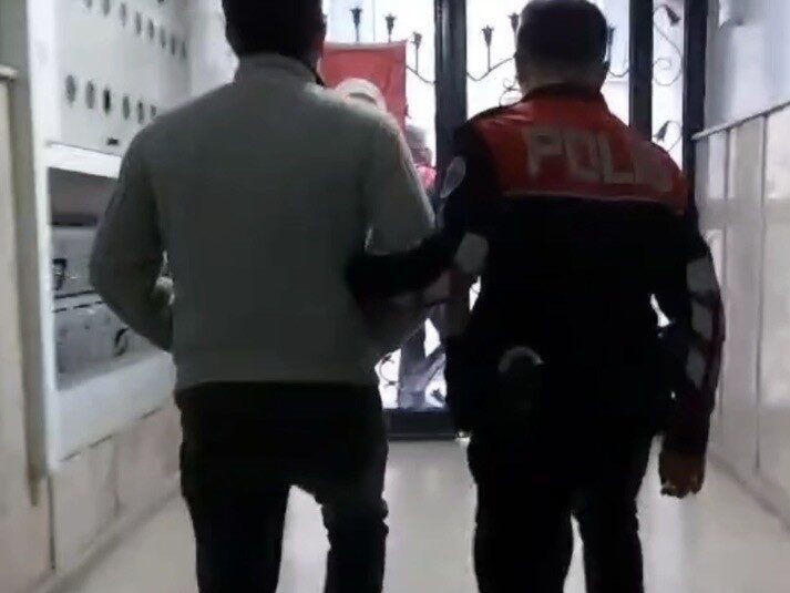 İzmir İl Emniyet Müdürlüğü ekipleri, 94 adrese düzenledikleri eş zamanlı