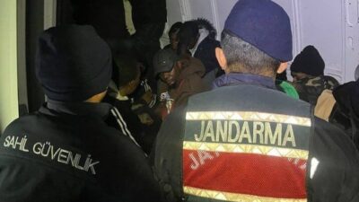 İzmir’in Dikili ilçesinde Sahil Güvenlik ve Jandarma ekipleri, ortak bir