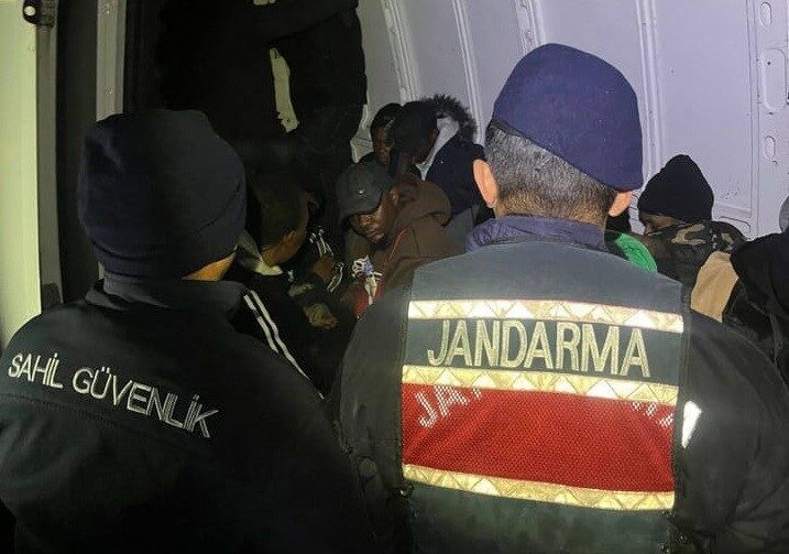 İzmir’in Dikili ilçesinde Sahil Güvenlik ve Jandarma ekipleri, ortak bir