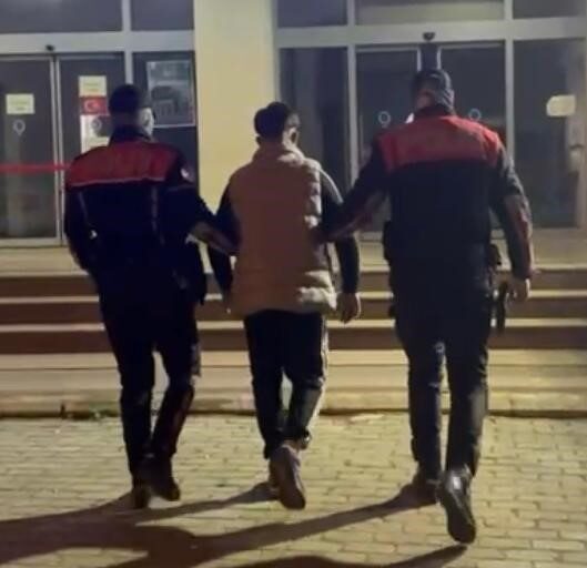 İzmir’de polis ekipleri tarafından yapılan kontrollerde, “hırsızlık” suçundan 42 yıl