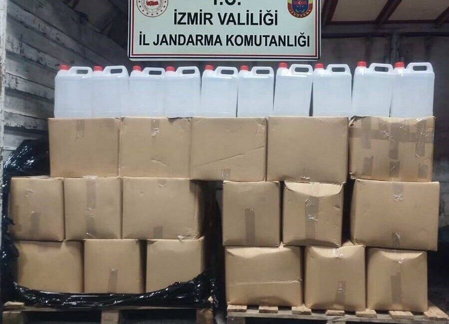 Bornova ilçesinde gerçekleştirilen operasyonda, Jandarma ekipleri tarafından bir kamyonet içerisinde