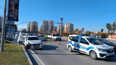 82 yaşındaki bir kadın, İzmir’in Karşıyaka ilçesinde otomobilin çarpması sonucu