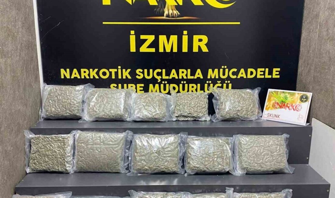 Kemalpaşa ilçesindeki narkotik polisleri, durdurdukları bir araçta gerçekleştirdikleri aramada 21