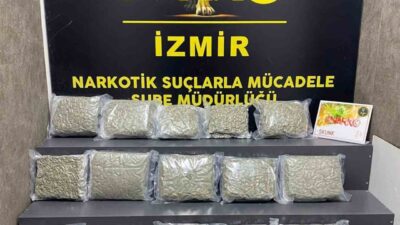 Kemalpaşa ilçesindeki narkotik polisleri, durdurdukları bir araçta gerçekleştirdikleri aramada 21