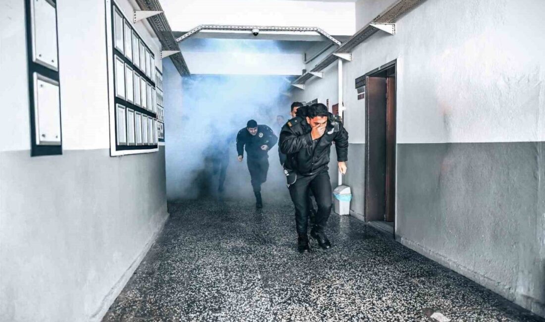 İzmir Büyükşehir Belediyesi İtfaiye Dairesi Başkanlığı’nın ekipleri, Rüştü Ünsal Polis