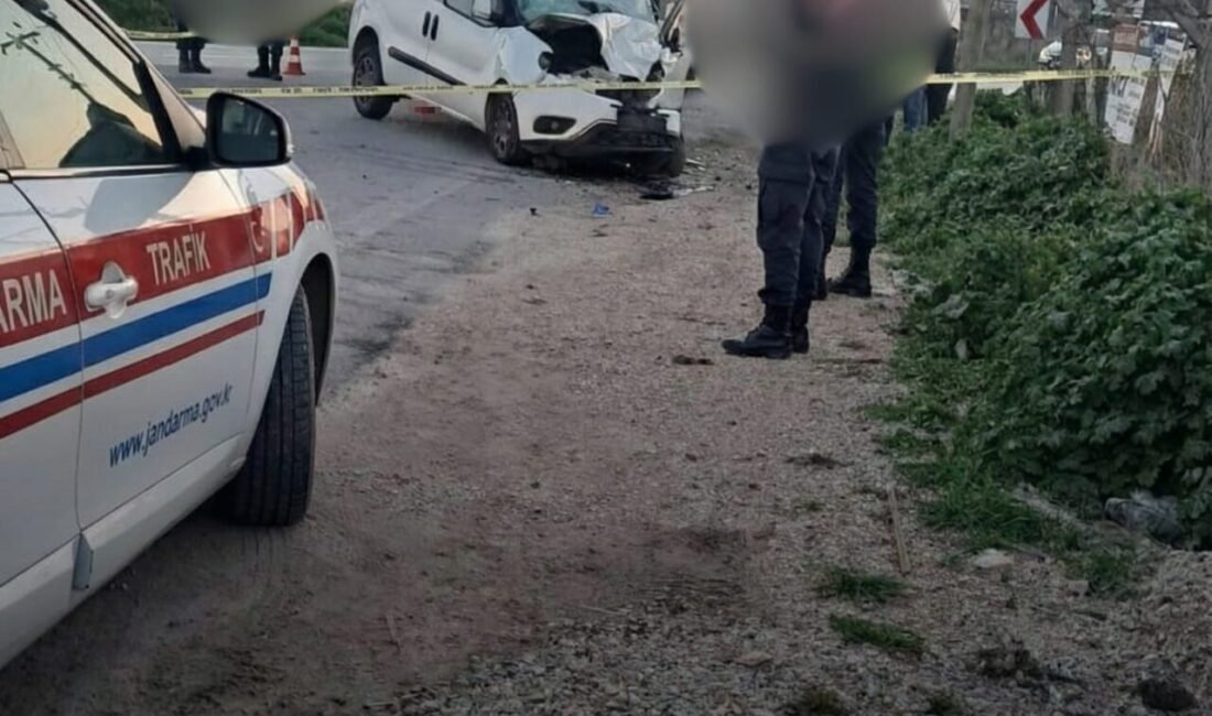 Menemen ilçesinde belediye otobüsü ile hafif ticari aracın çarpışması sonucu