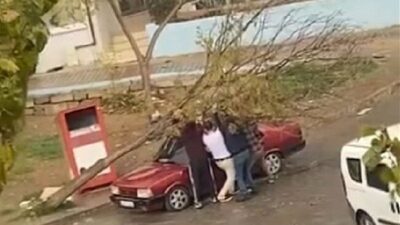 İzmir’in Karabağlar ilçesinde meydana gelen sağanak yağış ve şiddetli rüzgar