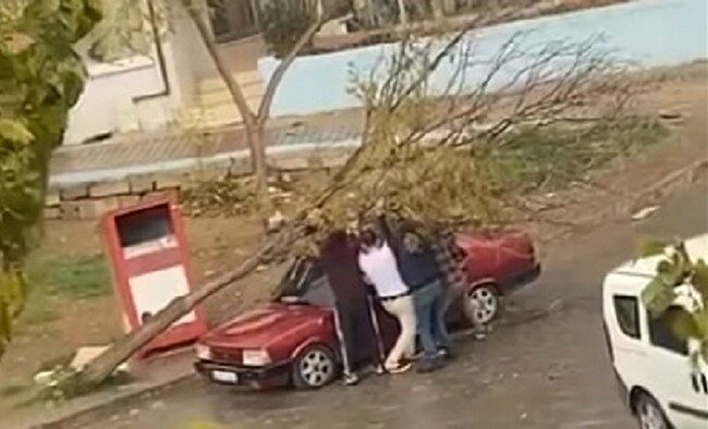 İzmir’in Karabağlar ilçesinde meydana gelen sağanak yağış ve şiddetli rüzgar
