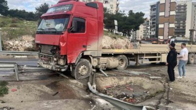 İzmir’in Buca ilçesinde meydana gelen bir kaza sonucunda, bir tırın