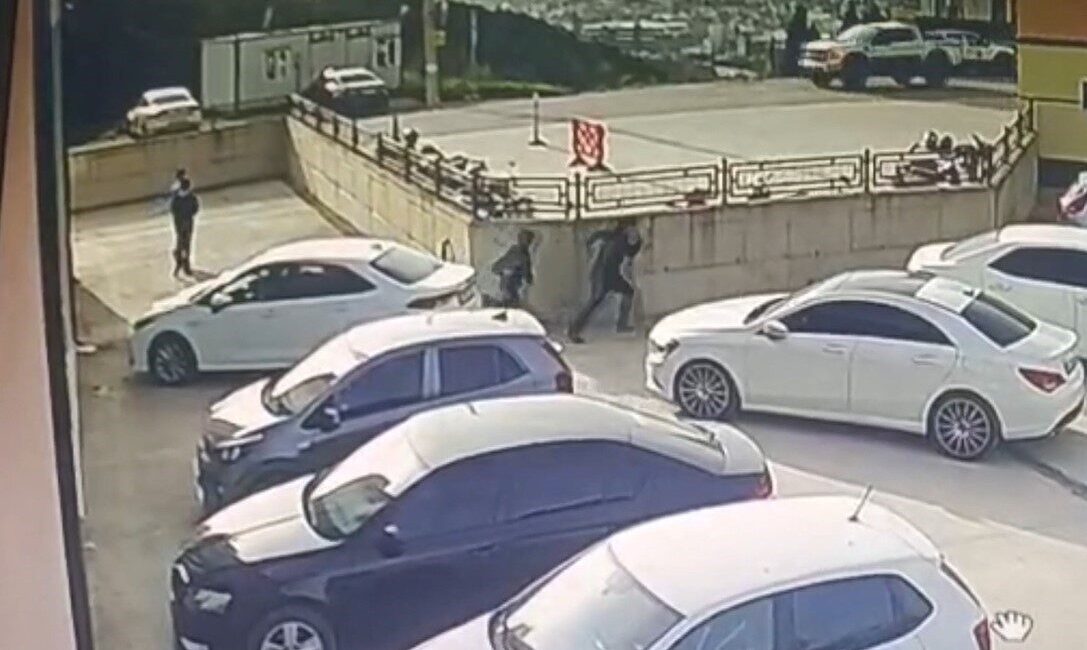 İzmit ilçesinde bulunan bir lisenin bahçesinde park halindeki bir otomobile