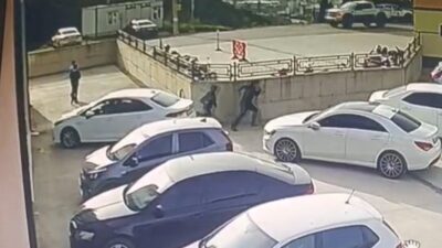 İzmit ilçesinde bulunan bir lisenin bahçesinde park halindeki bir otomobile