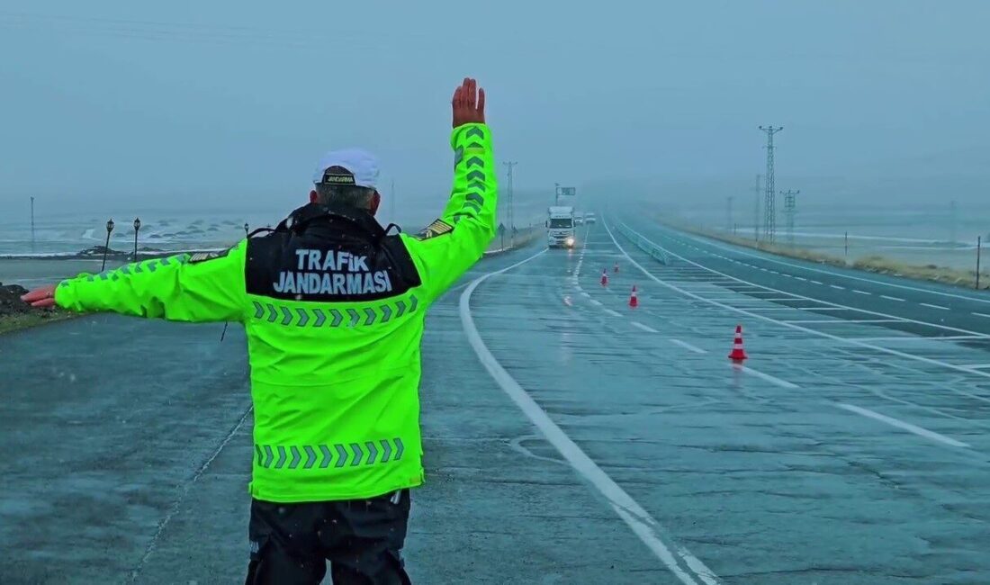 Erzurum’da Jandarma trafik ekipleri, kış lastiği denetimi gerçekleştirdi. Erzurum İl