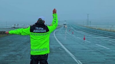 Erzurum’da Jandarma trafik ekipleri, kış lastiği denetimi gerçekleştirdi. Erzurum İl