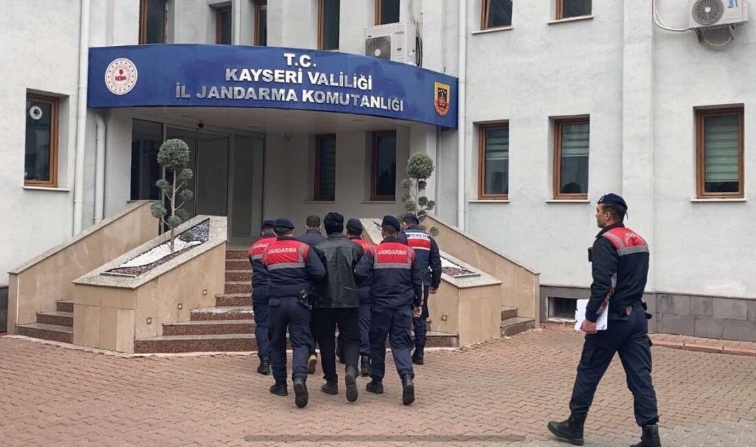 Kayseri’de jandarma ekipleri tarafından gerçekleştirilen operasyonda DEAŞ üyeliği şüphesiyle aranan