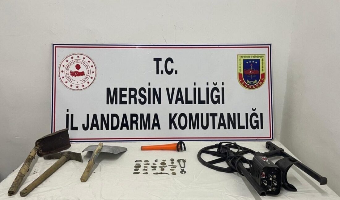 Mersin’in Mut ilçesindeki jandarma ekipleri, kaçak kazı yapan 2 şüpheliyi