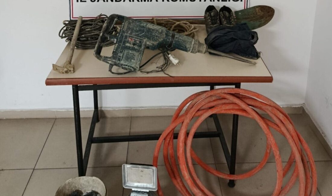 Kavak ilçesinde izinsiz kazı yaptıkları tespit edilen 3 şüpheli, jandarma
