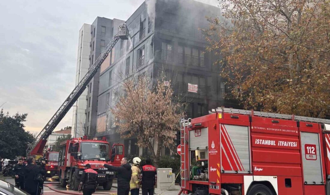Kadıköy Bağdat Caddesi’nde bulunan 5 katlı bir binada yangın çıktı.