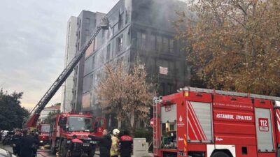 Kadıköy Bağdat Caddesi’nde bulunan 5 katlı bir binada yangın çıktı.