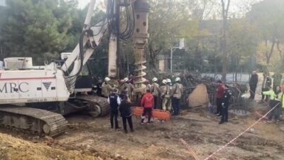 Kadıköy ilçesindeki bir inşaat alanında derin bir çukura düşen bir