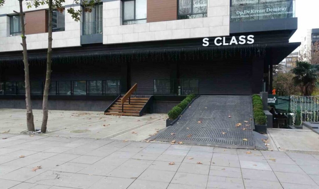 Kadıköy ilçesinde faaliyet gösteren S CLASS isimli lüks otomobil galerisinin