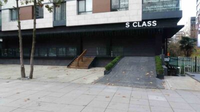 Kadıköy ilçesinde faaliyet gösteren S CLASS isimli lüks otomobil galerisinin