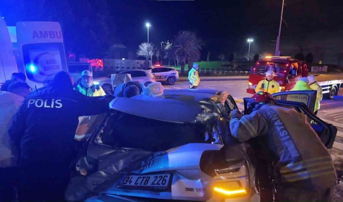 Kadıköy Suadiye’de meydana gelen bir kaza sonucunda bir Audi otomobil,