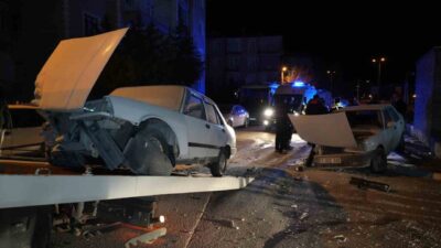 Kırıkkale’de meydana gelen trafik kazasında iki otomobilin çarpışması sonucunda 3