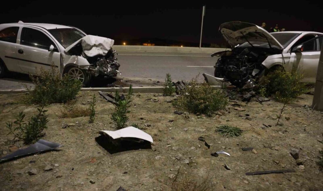 Antakya ilçesinde meydana gelen trafik kazasında, iki otomobil kafa kafaya