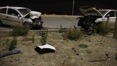 Antakya ilçesinde meydana gelen trafik kazasında, iki otomobil kafa kafaya
