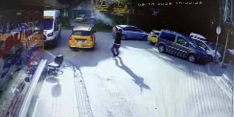 Adana’da ayrıldığı sevgilisiyle konuşmak için gittiği kafede saldırıya uğrayan genç,