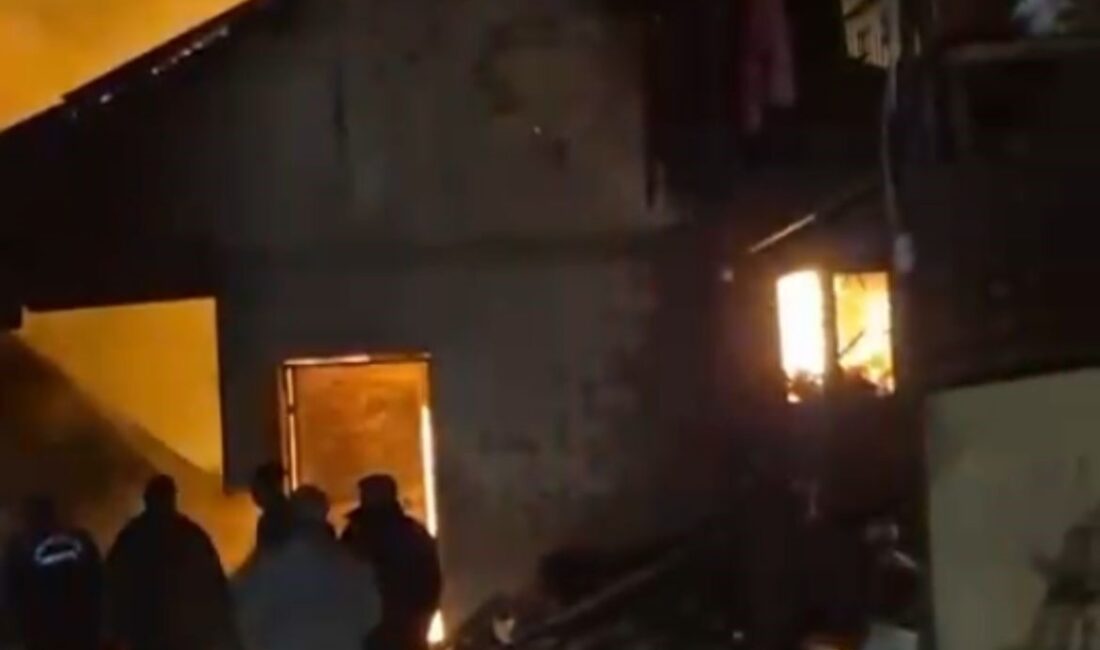 Kahramanmaraş’ta bir evin ahır ve garajında çıkan yangın, itfaiye ekiplerinin