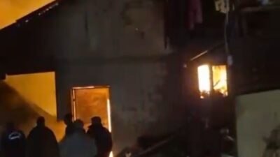 Kahramanmaraş’ta bir evin ahır ve garajında çıkan yangın, itfaiye ekiplerinin
