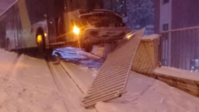 Kahramanmaraş’ta etkili olan kar yağışı, bir otobüs kazasına sebep oldu.