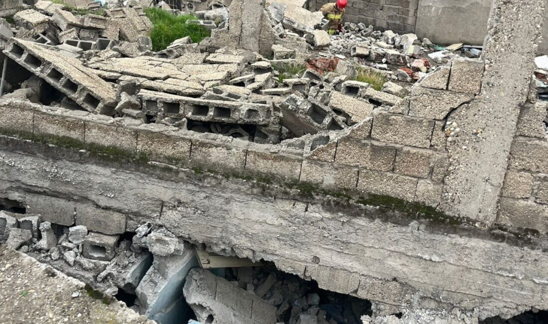 Kahramanmaraş’ta boş bir evin bir bölümü yıkıldı ve olay sonrasında