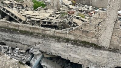 Kahramanmaraş’ta boş bir evin bir bölümü yıkıldı ve olay sonrasında