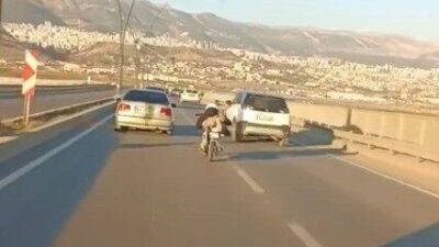 Onikişubat ilçesinde bir motosiklet sürücüsünün tehlikeli bir şekilde ilerlerken çevredeki