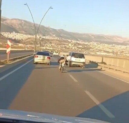 Onikişubat ilçesinde bir motosiklet sürücüsünün tehlikeli bir şekilde ilerlerken çevredeki