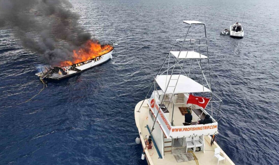 Antalya’nın Kaş ilçesine bağlı Kalkan Mahallesi açıklarında bir teknenin yanmaya