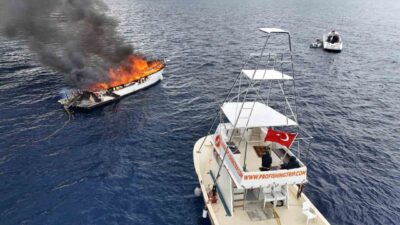 Antalya’nın Kaş ilçesine bağlı Kalkan Mahallesi açıklarında bir teknenin yanmaya